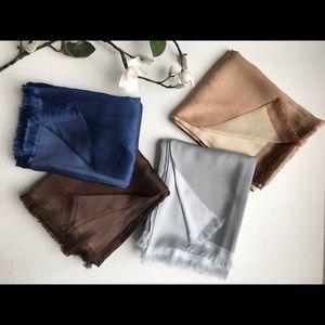 Collection of 2 scarfs (brown and Navy)